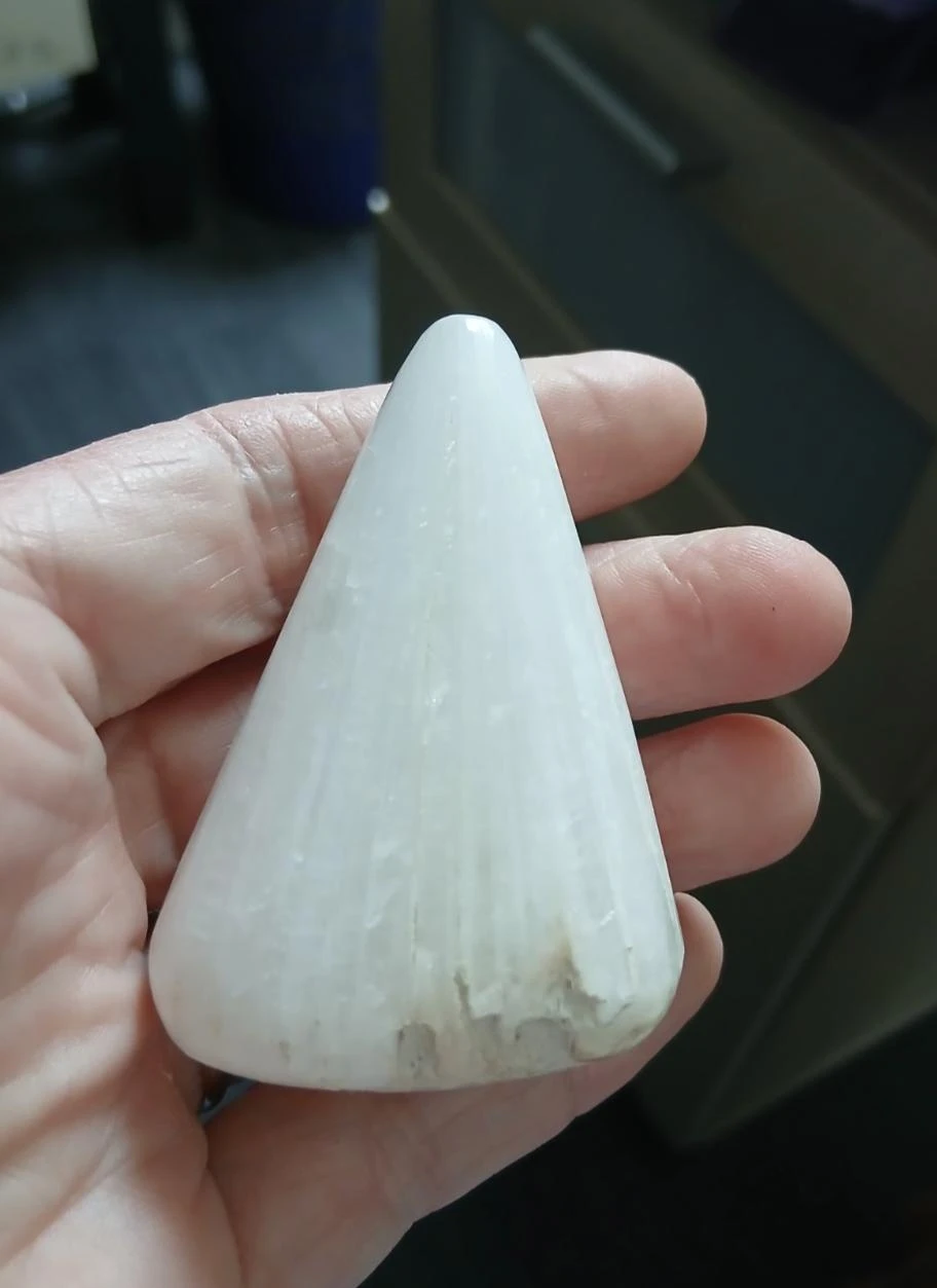 Pointe polie de scolécite 79,40 g / haut 6,2 cm, large 4 cm Maharashtra - Inde